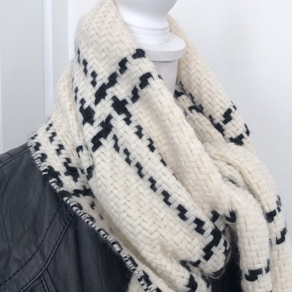 Banana Republic Knit Large Scarf - Picture 2 of 5